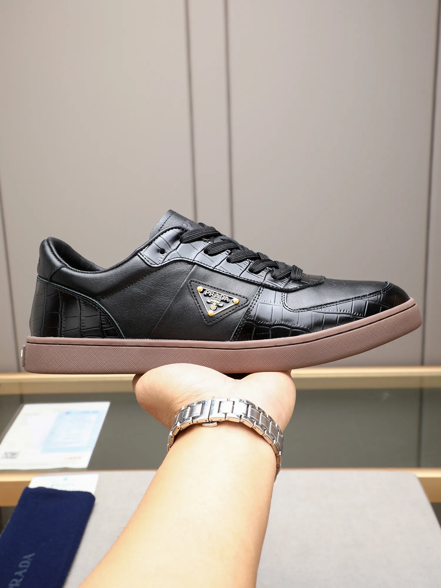 Men's shoes💰420💰 Brand: PRADA (Prada) Standard code: Men's code 38–44 (45 can be customized) Material: Original cowhide, breathable sheep lining Special outsole Style category: Men's fashionable casual sneakers Low-key luxury! Color: actual picture color